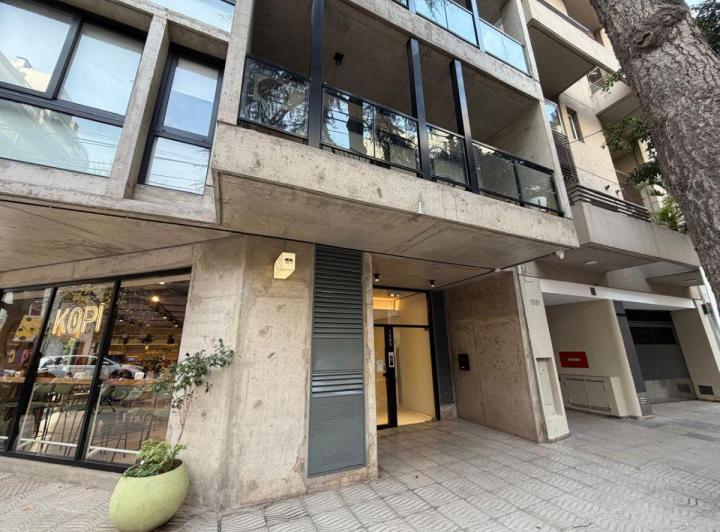 Amplísimo Departamento de 1 Ambiente Dividido en 2 Ambientes, Gran Balcón, Impecable y Confortable.