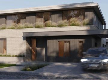 Casa · 298m² · 8 Ambientes · 2 Cocheras · Venta Casa a Estrenar de Primera Calidad Lote Interno con Pileta en Carpinchos Llave en Mano.