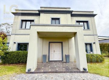 Casa · 241m² · 4 Ambientes · 4 Cocheras · Casa en Venta en Los Ombues