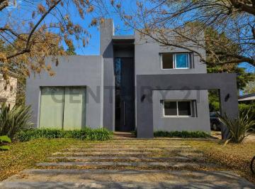 Casa · 180m² · 5 Ambientes · Gran Casa en Uno de Los Mejores Sectores del Barrio ¡Tu Próximo Proyecto!