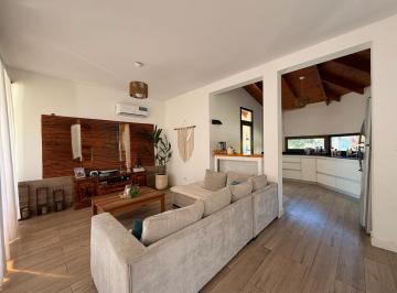 Casa · 110m² · 4 Ambientes · 5 Cocheras · Casa en Una Planta en Lote Central