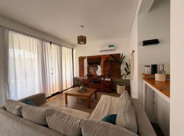 Casa · 110m² · 4 Ambientes · 5 Cocheras · Casa en Una Planta en Lote Central