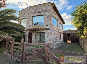 Casa · 140m² · 5 Ambientes · Casa de 4 Ambientes con Quincho a m del Mar Mar de Cobo