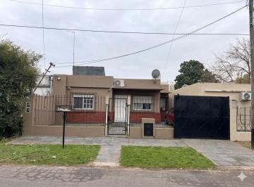 Casa · 69m² · 2 Dormitorios · 1 Cochera · Venta Casa 3 Ambientes en Platanos con Jardin Garage y Fondo Libre