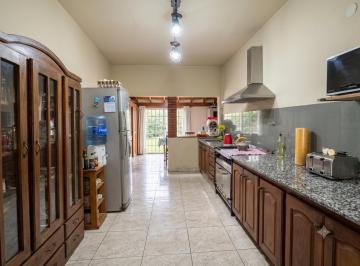 Casa · 69m² · 2 Dormitorios · 1 Cochera · Venta Casa 3 Ambientes en Platanos con Jardin Garage y Fondo Libre