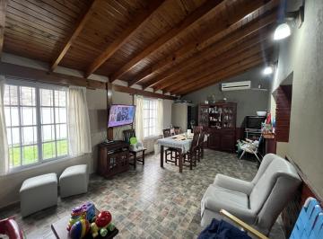 Casa · 69m² · 2 Dormitorios · 1 Cochera · Venta Casa 3 Ambientes en Platanos con Jardin Garage y Fondo Libre