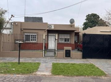 Casa · 69m² · 2 Dormitorios · 1 Cochera · Venta Casa 3 Ambientes en Platanos con Jardin Garage y Fondo Libre
