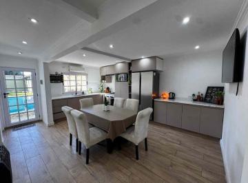 Casa · 109m² · 3 Ambientes · 1 Cochera · Venta Casa 3 Amb Temperley Cochera Jardin Pileta