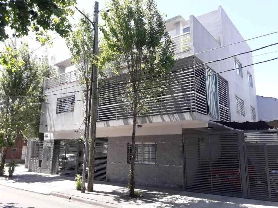 Almirante Brown 405. Entre Pizzurno y Viamonte