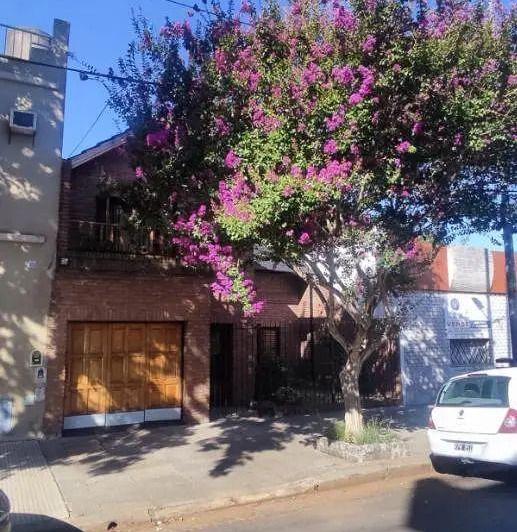 Casa · 210m² · 5 Ambientes · 1 Cochera