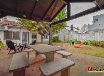 Casa · 18m² · 4 Ambientes · 1 Cochera · Casa 4 Ambientes con Cochera Cubierta, Patio y Parrilla en Venta en Banfield Este