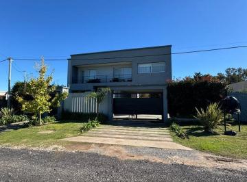 Casa · 270m² · 4 Ambientes · 4 Cocheras · Venta Casa 3 Dorm. City Bell La Plata