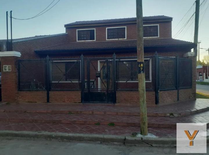 Casa · 230m² · 5 Ambientes · 2 Cocheras