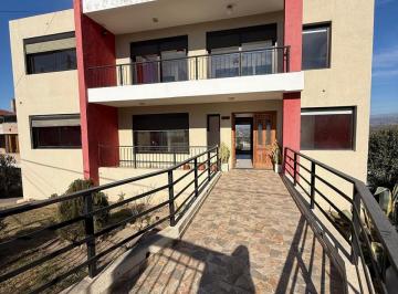 Casa · 300m² · 3 Dormitorios · 4 Cocheras · Alquiler Anual | Casa de Categoría 3 Dorm. en Villa del Lago