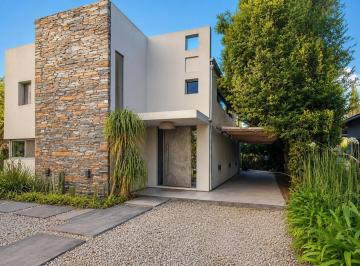 Casa · 180m² · 3 Ambientes · 1 Cochera · Venta Casa en El Golf de Ranelagh. Apto Crédito