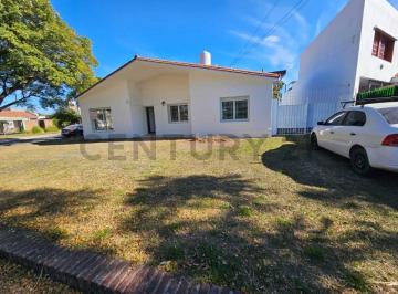 Casa · 215m² · 5 Ambientes · 2 Cocheras · Casa Esquina en El Corazón del Cerro de Las Rosas