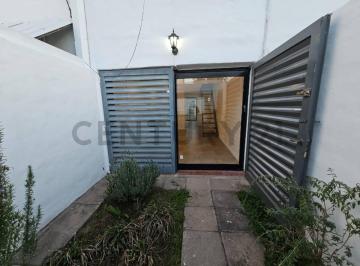 Casa · 60m² · 3 Ambientes · 2 Cocheras · Excelente Oportunidad Dúplex de 2 Dorm. Ubicado en El Corazón del Cerro de Las Rosas.