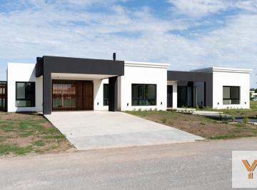 Casa · 235m² · 4 Ambientes · Casa en Venta - 3 Dorm. 4 Baños - 2.100 m² - Luján