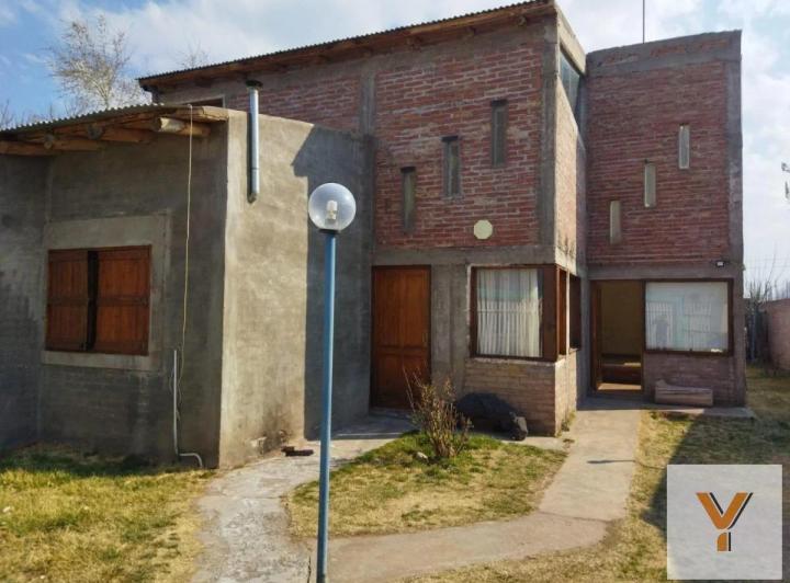 Casa · 300m² · 8 Ambientes · 2 Cocheras