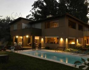 Casa · 400m² · 6 Ambientes · Casa en Alquiler Bosque Peralta Ramos
