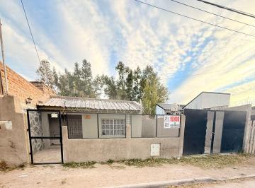 Casa de 5 ambientes, Centenario · Casa en Venta – Centenario