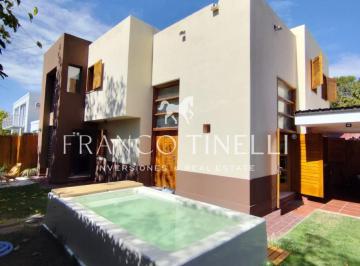 Casa de 7 ambientes, Chacras de Coria · Casa en Venta en Chacras de Coria - 4 Dorm. - Apta Credito Hipotecario