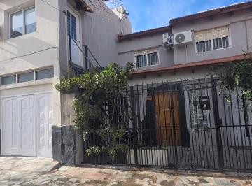 Casa · 140m² · 9 Ambientes · 1 Cochera · Dueño Alquila Casa Amplia y Luminosa de 3 Dorm. con Patio y Parrilla