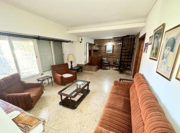 Casa · 156m² · 5 Ambientes · 1 Cochera · Amplia Casa en Lomas de Alberdi