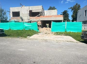 Casa · 204m² · 4 Ambientes · 4 Cocheras · Casa en Construccion a La Venta en Barrio Cerrado Fincas de Alvarez