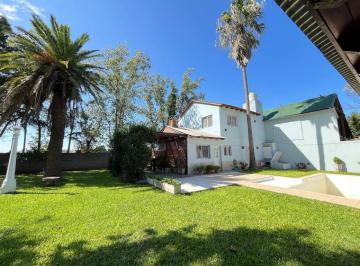 Casa · 100m² · 5 Ambientes · 3 Cocheras · Venta - Casa de Tres Dorm., Pileta y Cocheras, Funes