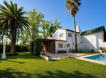 Casa · 100m² · 5 Ambientes · 3 Cocheras · Venta - Casa de Tres Dorm., Pileta y Cocheras, Funes