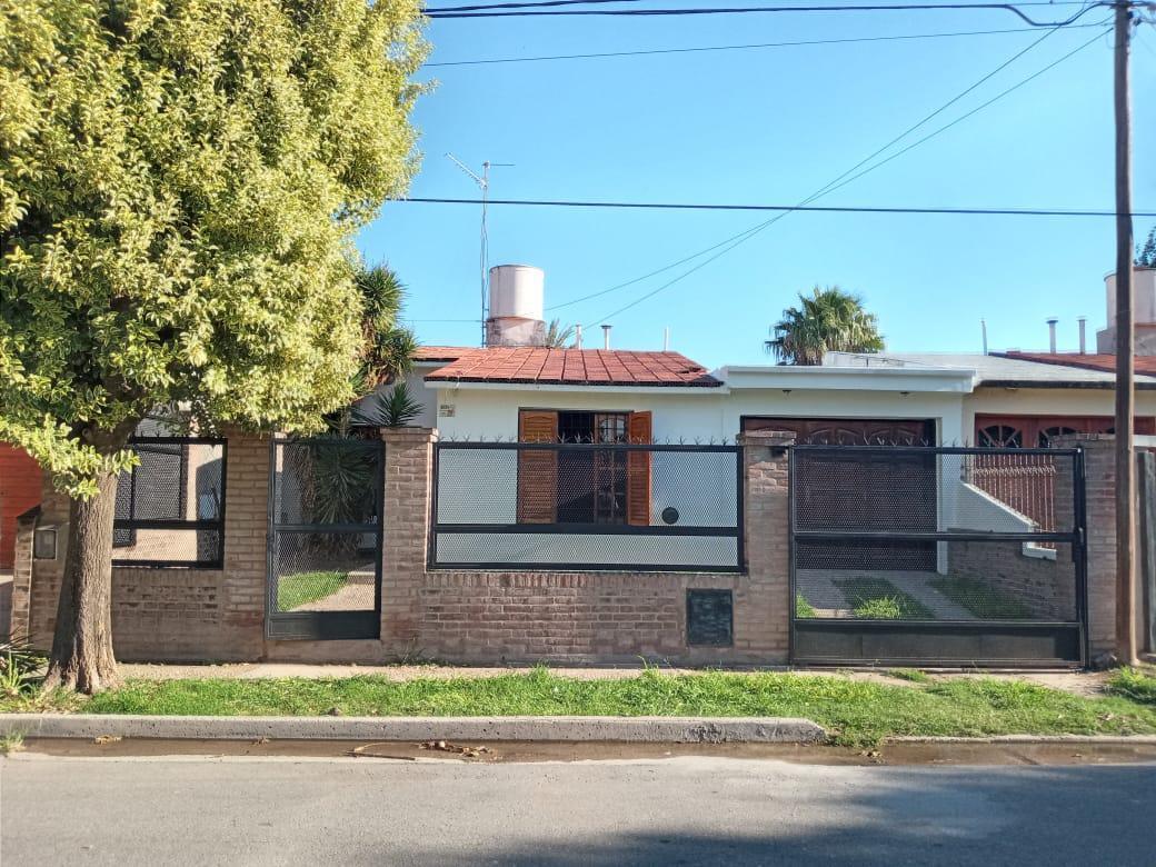 Venta Casa 2 Dor, Cochera y Patio. Frente a Espacio Verde