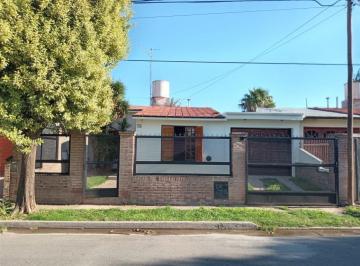 Casa · 82m² · 4 Ambientes · 1 Cochera · Venta Casa 2 Dor, Cochera y Patio. Frente a Espacio Verde