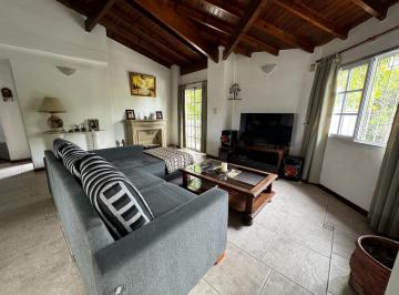 Casa · 217m² · 4 Ambientes · 1 Cochera · Venta Casa 4 Ambientes en Valentin Alsina