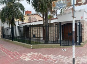 Casa de 7 ambientes, Santiago del Estero · Hermosa Casa Esquina