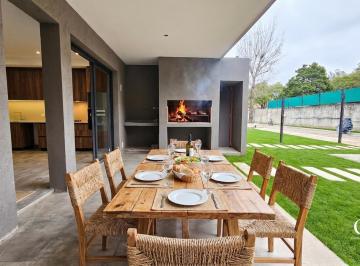 Casa · 222m² · 4 Ambientes · 2 Cocheras · Casa en Venta 3 Dorm., Pileta Complejo Cerrado Villa Belgrano