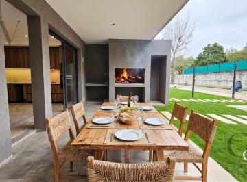 Casa · 222m² · 4 Ambientes · 2 Cocheras · Casa en Venta 3 Dorm., Pileta Complejo Cerrado Villa Belgrano