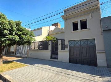 Casa · 183m² · 4 Ambientes · 1 Cochera · Se Vende Casa de Categoria a 100 m de Bv Galvez