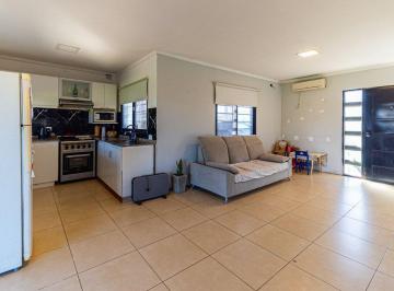 Casa · 142m² · 4 Ambientes · 1 Cochera · Casa en Venta 3 Dorm. con Pileta y Cochera
