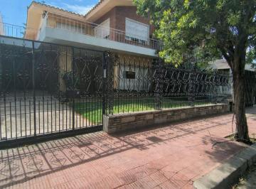 Casa · 326m² · 8 Ambientes · 1 Cochera · Venta Casa 4 Dorm. Cochera Patio Crisol Sud