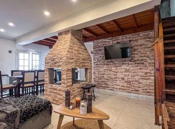Casa · 127m² · 5 Ambientes · 2 Cocheras · Venta de Casa 3 Ambientes + Departamento de 2 Amb