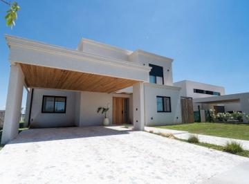 Casa · 360m² · 5 Ambientes · 2 Cocheras · Venta Casa en Vida Club de Campo con 4 Dorm.