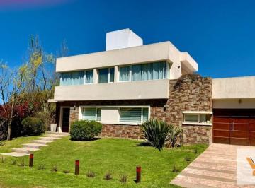 Casa · 260m² · 6 Ambientes · Casa en Venta - 5 Dorm. 4 Baños - 850 m² - Pinamar