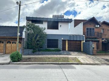 Casa · 205m² · 5 Ambientes · 3 Cocheras · Venta Casa 5 Amb Jardin Pileta Quincho Ramos Mejia
