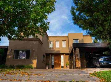 Casa · 220m² · 7 Ambientes · 1 Cochera · Casa en Venta San Sebastian