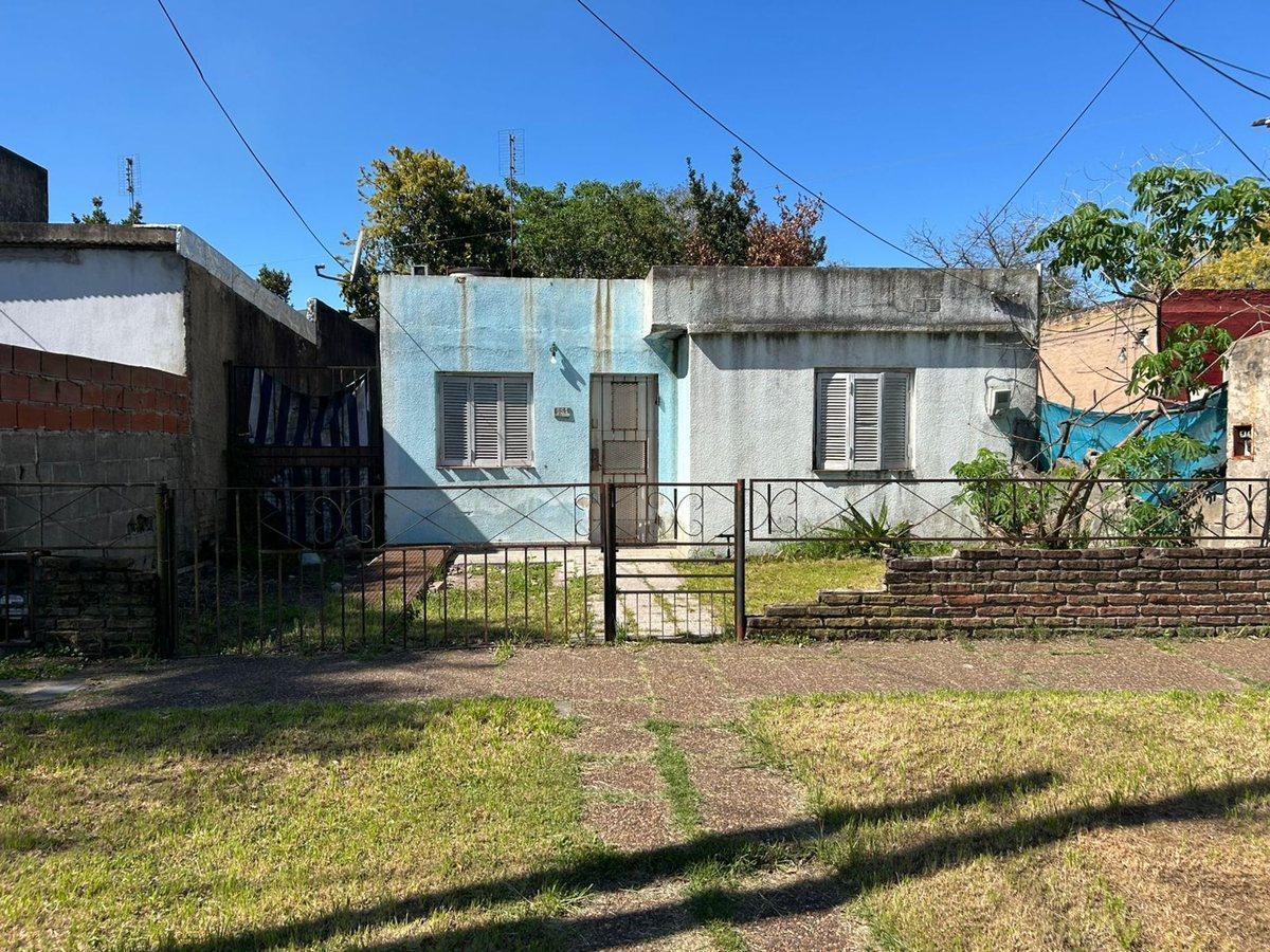 Santiago del Estero 800, José Mármol, Almirante Brown