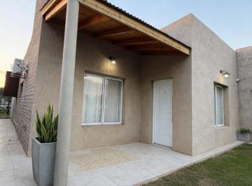 Casa · 140m² · 5 Ambientes · Casa en Saavedra 532, La Martina, Toay