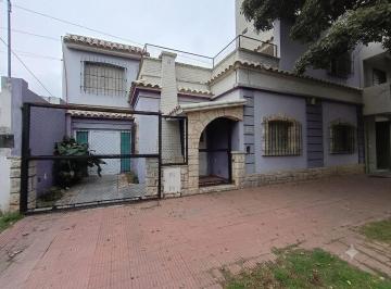 Casa · 165m² · 6 Ambientes · Oportunidad Única: 5 Dorm., Terraza Propia y Espacios