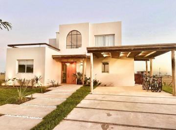 Casa · 207m² · 5 Ambientes · 1 Cochera · Venta Casa 5 Ambientes Amarras Puertos del Lago
