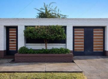 Casa · 75m² · 4 Ambientes · 1 Cochera · Venta Casa - B° Manantial Sur